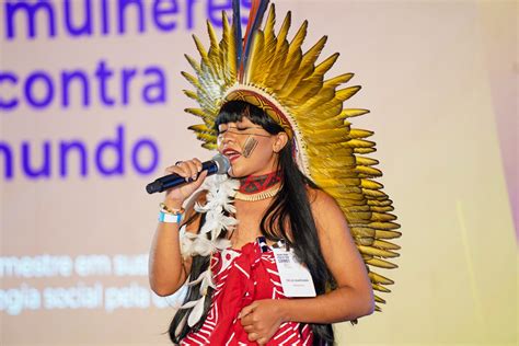 Célia Xakriabá Muito Se Fala De Amar A Pátria Mas A Mãe Do Brasil é