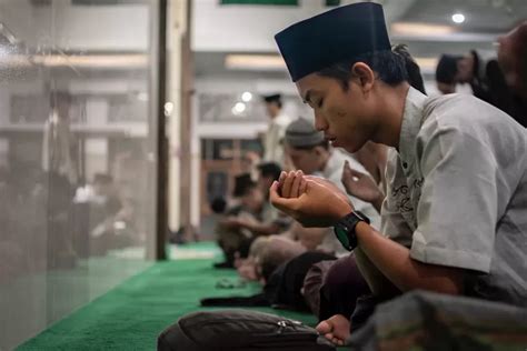 Apa Benar Jika Berbaring Saat Adzan Berkumandang Dapat Memberatkan