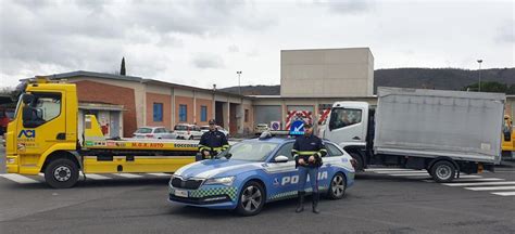 Ruba il carro attrezzi e si dà alla fuga col suo veicolo ancora agganciato