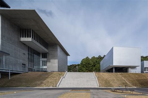 栗生明＋北川・上田総合計画と小石川建築 小石川土木による、静岡・袋井市の「静岡理工科大学土木工学科棟・ 土木工学実験棟 」。建築学科棟の隣