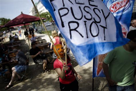 Pussy Riot Krijgt Twee Jaar Strafkamp Voor Hooliganisme De Morgen