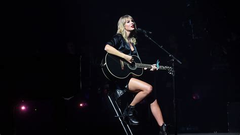 Taylor Swift gets intimate in acoustic-filled 'City of Lover' concert