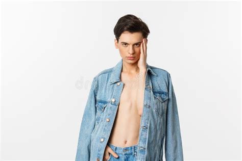 Un Hombre Gay Guapo Y Listo Con Una Chaqueta De Denim En Un Torso Desnudo Tocando Su Cara Y