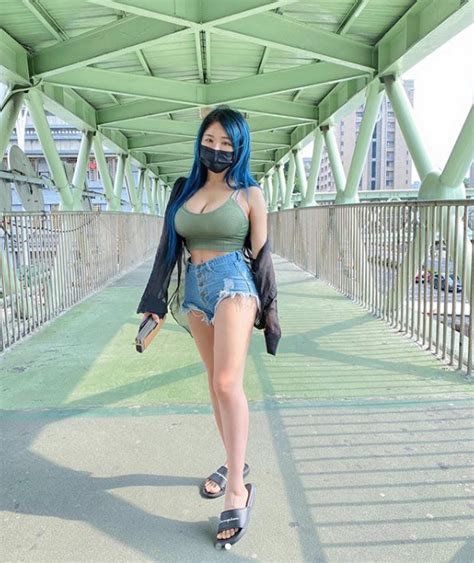 Diện đồ khoe vòng 1 ngoại cỡ hot girl vô tư cày game trên tàu điện khiến dân mạng lo lắng