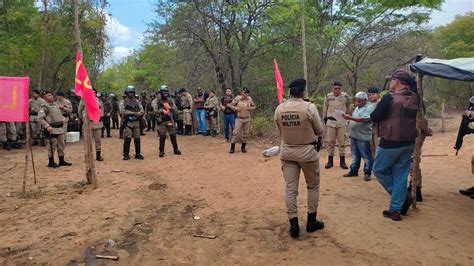 PM cumpriu mandado de reintegração de posse em fazenda ocupada por 250