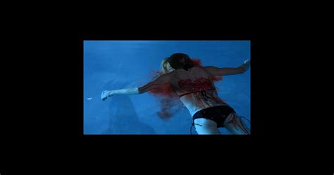 Scream Bella Thorne en micro bikini dans l ouverture sexy et gore de la série MTV Premiere fr