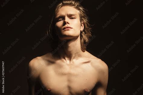 Foto Stock Muscle Blonde Beautiful Stripped Male Model With Long Hair Portrait In Water Drops On