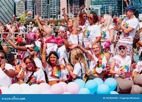 Desfile Del Orgullo Gay Lesbiana Gay Bisexual Transexual Y Aliados Lgbtq Participa En El