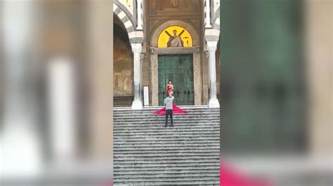 Turista Se Desnud En Las Escaleras De La Catedral Italiana Fue