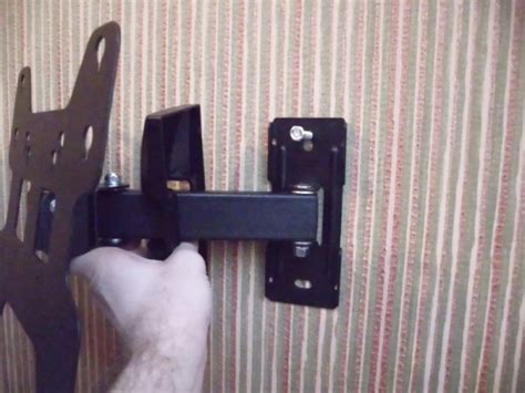 Как крепить монитор к кронштейну