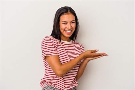 Mujer Latina Joven Aislada Sobre Fondo Blanco Sosteniendo Un Espacio De Copia En Una Palma