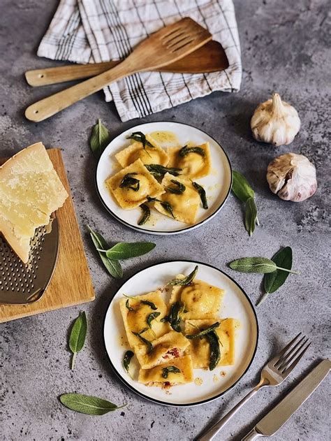 Handgemachte Ravioli Mit Ricotta R Ucherlachs F Llung In Salbeibutter