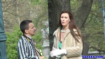 MILF británica con medias chupando y follando XVIDEOS