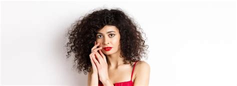Gros Plan D'une Tendre Femme Romantique Touchant Doucement Le Visage Et ...
