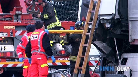 Incidente A14 Autostrada Tamponamento Tir Soccorsi Ambulanza 118 Vigili