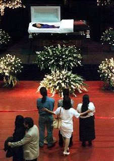 Picoteando el Espectaculo Revelan inédita foto del funeral de Selena