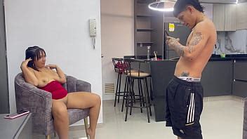 La puta de mi madrastra MILF me pidió que le tomara unas fotos sin ropa como pretexto para que