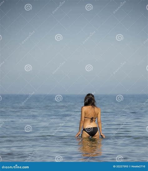 La Mujer En Bikini Se Coloca En Agua Imagen de archivo Imagen de playa escénico 32227593