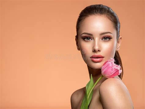 Mooi Wit Meisje Met Rozen Verbluffend Brunette Meisje Met Witte Bloem Het Dichtsbijzijnde
