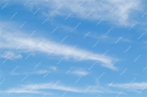 青空に白いふわふわの雲 青空の背景と白い雲のソフト フォーカス パステル空 プレミアム写真