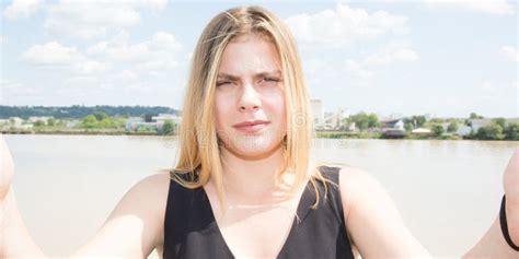 La Fille Blonde D adolescent Font Le Selfie Devant La Rivière Photo stock Image du effectuez