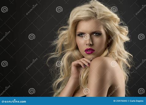 Het Portret Van De Schoonheid Van Blonde Meisje Stock Afbeelding Image Of Lippenstift