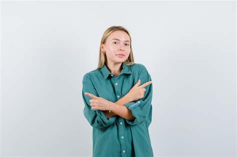 Jeune femme blonde charmante isolée Photo Gratuite