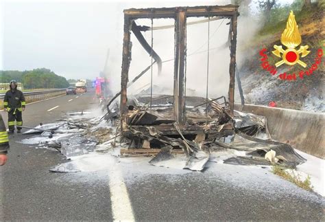 Autostrada A1 Brucia Autoarticolato Che Trasporta Pannelli