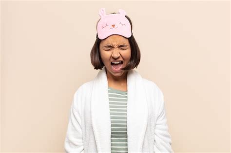 Joven Latina Gritando Agresivamente Luciendo Muy Enojada Frustrada Indignada O Molesta