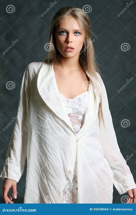 Jeune Jolie Femme Dans La Lingerie Blanche Photo Stock Image Du Fuselage Fond 45038064