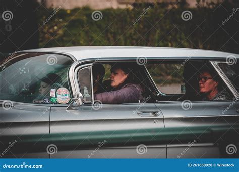 Mujer Conduciendo Un Auto Viejo Brillante Gay Con Su Familia En La