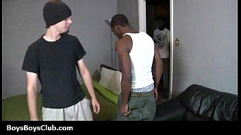 Minets blancs sexy se font défoncer par des gays noirs et musclés XVIDEOS