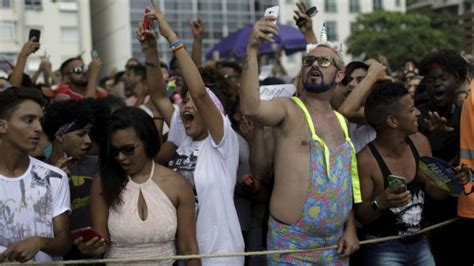 La Multitudinaria Marcha Del Orgullo Gay En R O De Janeiro Desafi Al Nuevo Alcalde Que Se Neg