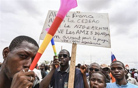 Manifestation projunte nigérienne près de la base française de Niamey