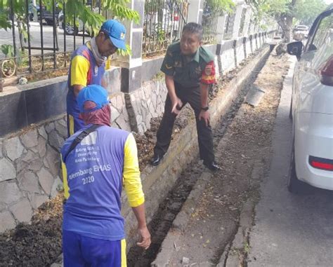 Peduli Kebersihan Babinsa Serda Hilmi Bantu Pekerja PUPR Bersihkan