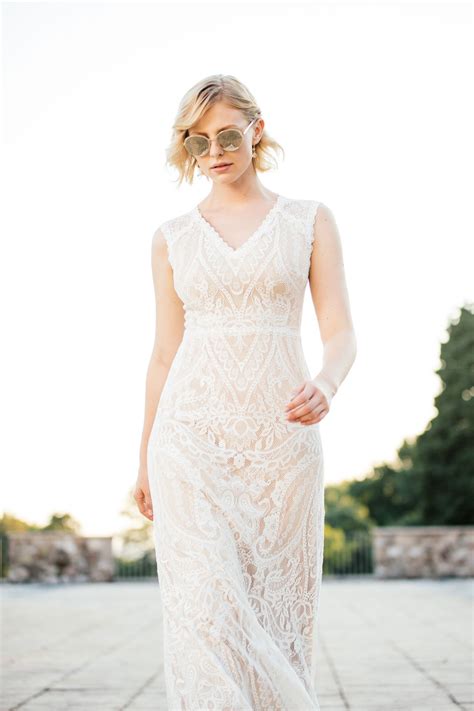 Brautkleid Nude schmales Spitzenkleid mit atemberaubender Tüllrücken