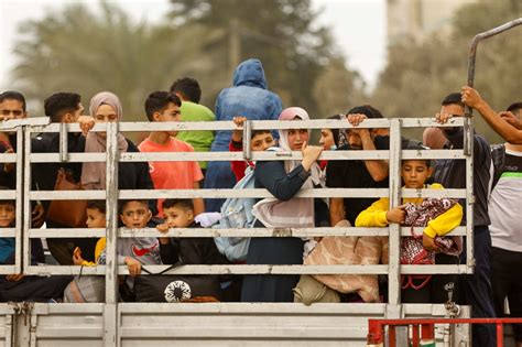 النازحون في قطاع غزة يواجهون الجوع والبرد وينامون على التراب