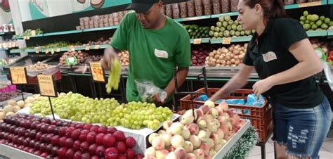 Procura por frutas aumenta e movimenta hortifrútis a chegada do