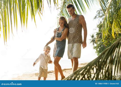 La Familia Camina Por La Playa Al Atardecer Con Su Hijo Silueta