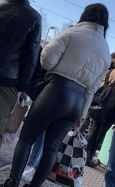 Milf In Shiny Leather Leggings Spandex Leggings Yoga Pants Forum
