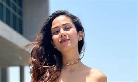 Shahid Kapoors Wife Mira Rajput Sets Fire On The River Bank Wearing Hot Bikini S Xy Pictures