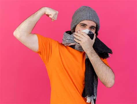 Joven Enfermo Vistiendo Gorro De Invierno Con Bufanda Mostrando Gesto