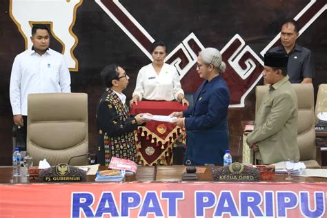 Pertama Kali Hadir Di Rapat Paripurna Dprd Ntt Pj Gubernur Ayodhia G