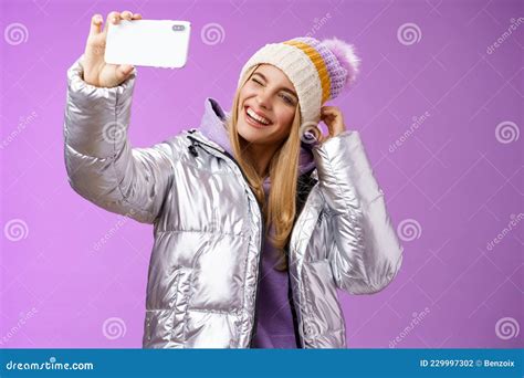 Joyeux Insouciante Charmante Fille Blonde S Amuser Vouloir Poster Des Photos De Vacances De