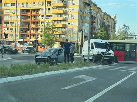 Sudar Dva Vozila Jedan Zgu Van Oboren I Semafor Bl Portal