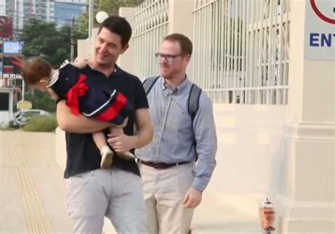Pareja gay triunfa en juicio por custodia de su bebé en Tailandia GAYPERU Entretenimiento