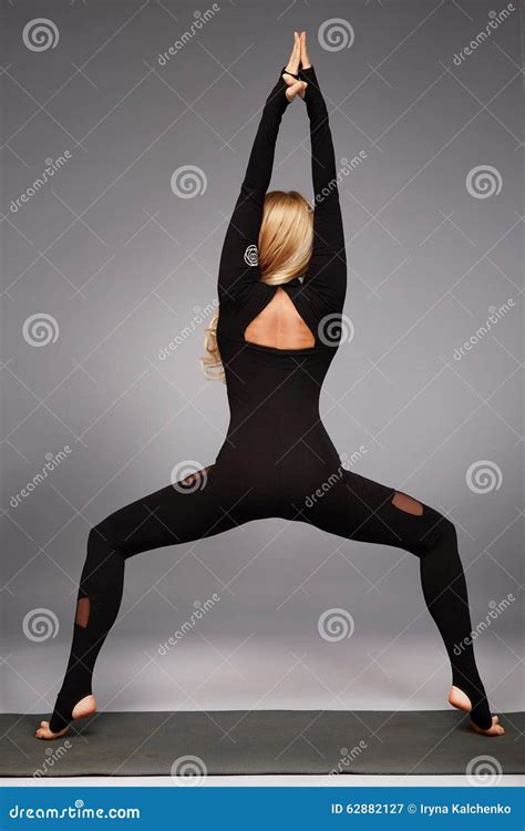 Mooie Jonge Sexy Vrouw Met Perfecte Atleten Blonde Gezonde Slanke Figur Stock Afbeelding Image