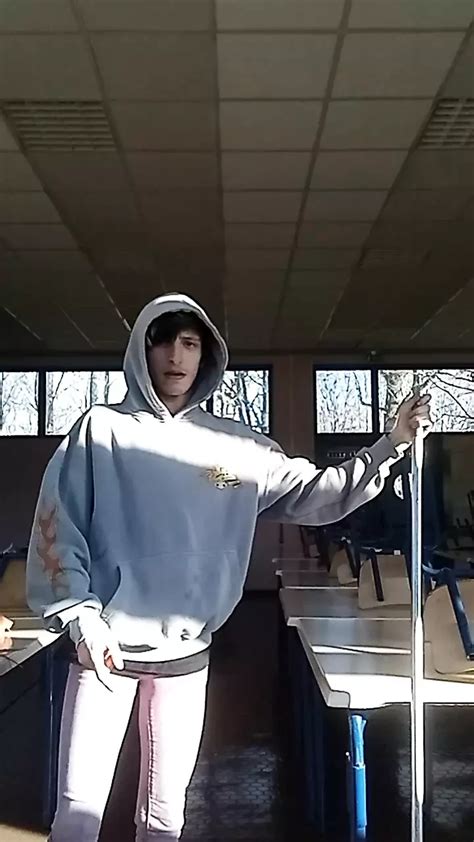 Jeune minet gay qui fait le ménage xHamster