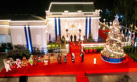 FOTOS Casa Presidencial ilumina la Navidad en El Salvador con un árbol