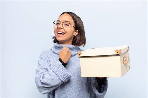 Mujer latina joven que se siente feliz positiva y exitosa motivada cuando enfrenta un desafío